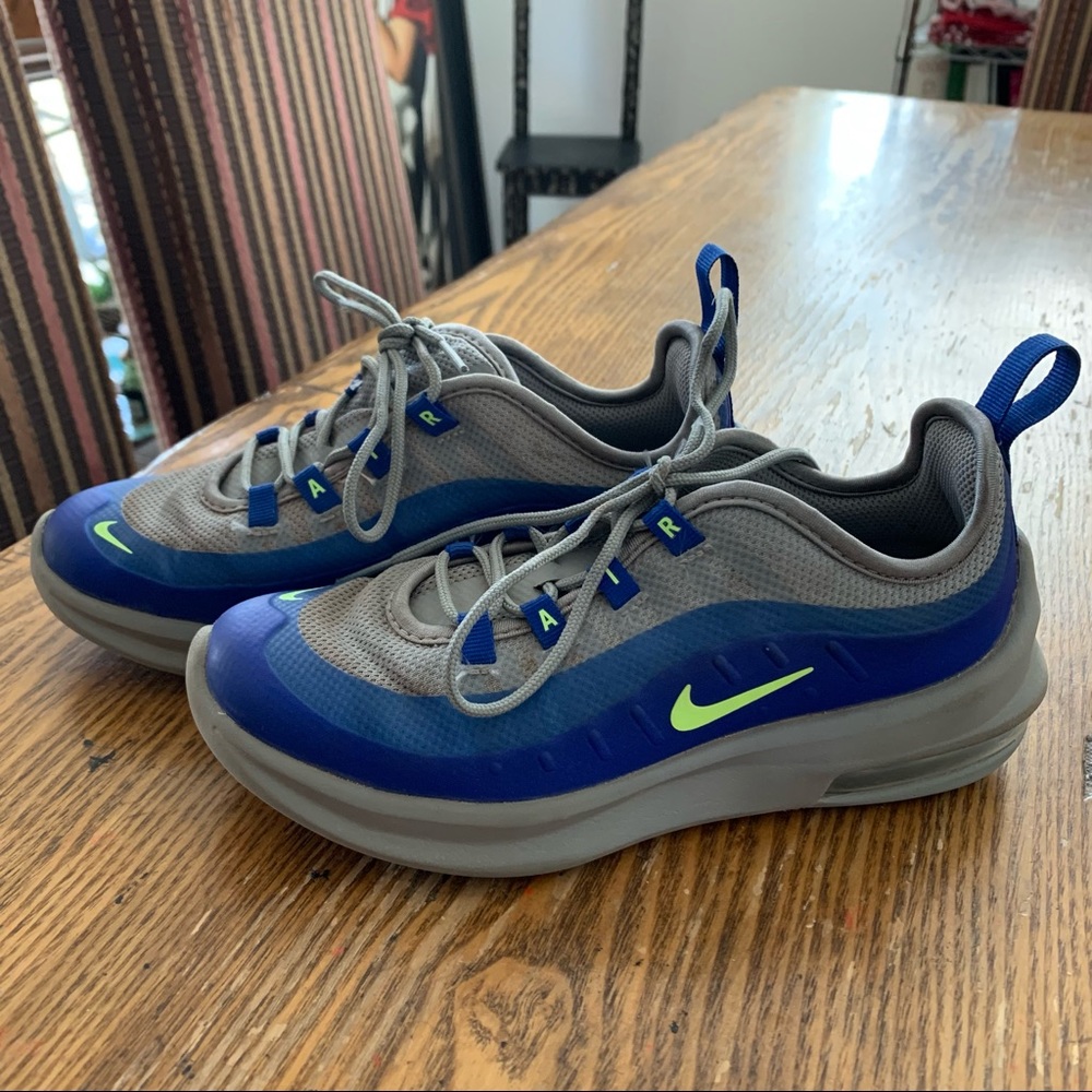 Nike Air Max Axis Size 2 Youth Blue/Gray